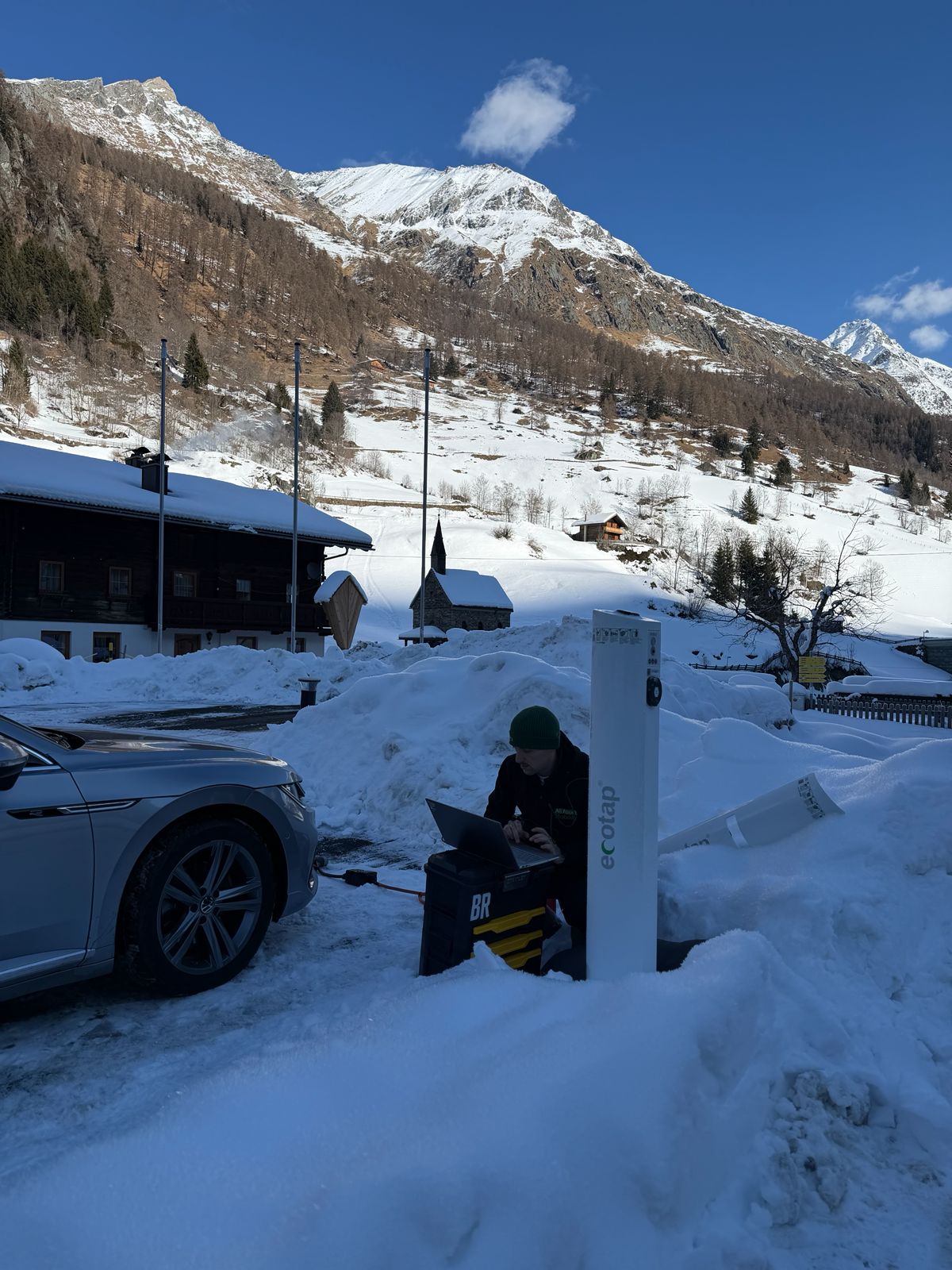 Laadpaal in sneeuwweer op berglocatie